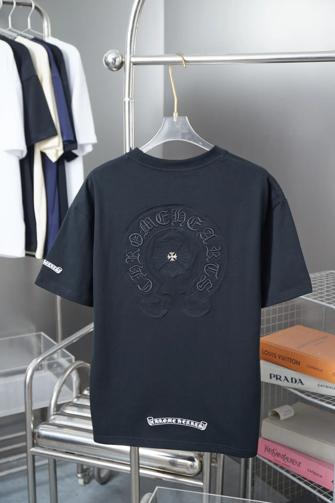 🅿️220 Ch*ome Hearte 25SS early spring new style, appliqué embroidered heart cross short sleeves, light luxury, essential item for daily commuting for men and women, correct version, welcome to compare, detailed features · 320g 100% pure cotton double yarn jersey fabric · Custom dyed in the same vat, special thickened 32 pieces double-strand 1X1 thread · Imported Tajima machine embroidery tatami embroidery ➕This cloth patch embroidery · Hand-stitched Croxin hardware accessories · Hand-made fraying of collar, cuffs and hem · Double-needle stitching across seams · Original main mark, washed tag, branded moisture-proof paper packaging Color: Black/White/Pink Size: S/M/L/XL